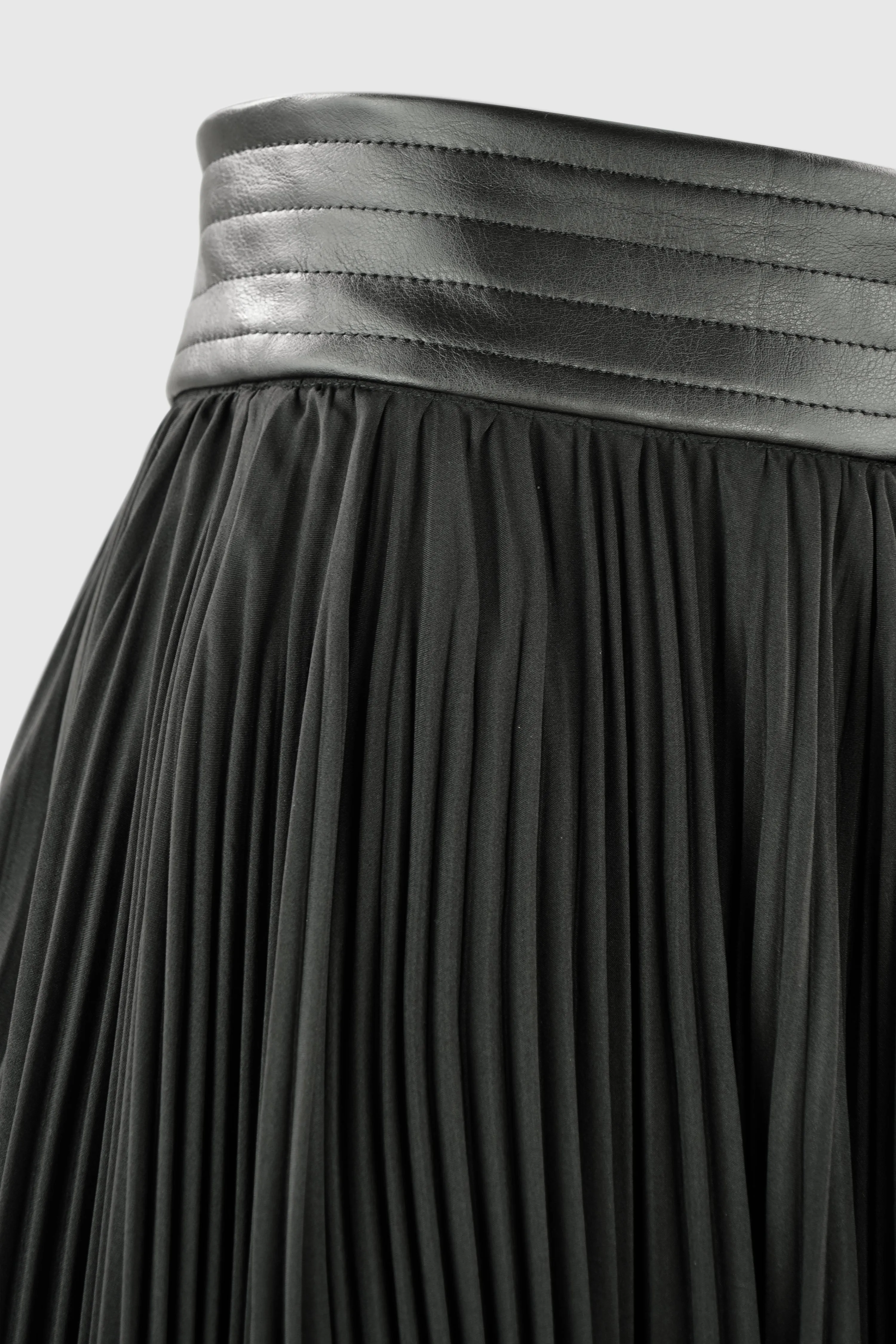 ASYMMETRIC PLEATED SKIRT W/ VEGAN LEATHER WAIST